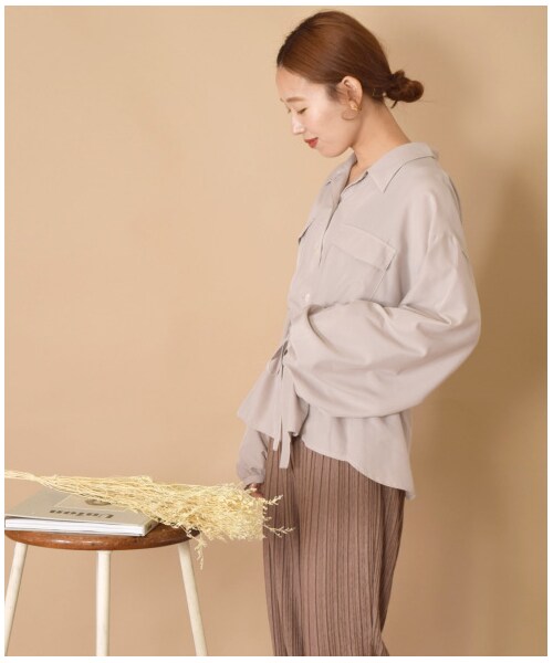 w closet(ダブルクローゼット)の「スパンブロードウエストドロストシャツ(トップス・レディース・モカ/グレージュ/グレーピンク・FREE)」の15枚目の写真