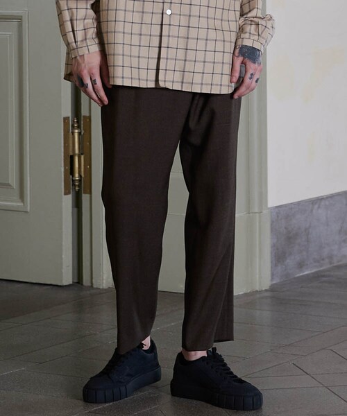 LIDNM（リドム）の「2TUCK STRAIGHT PANTS（スラックス・メンズ・ブラウン系・SMALL/MEDIUM/LARGE）」の2枚目の写真
