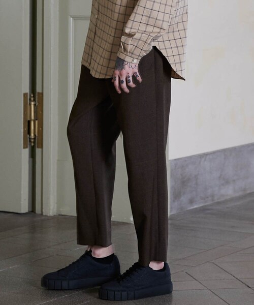 LIDNM（リドム）の「2TUCK STRAIGHT PANTS（スラックス・メンズ・ブラウン系・SMALL/MEDIUM/LARGE）」の3枚目の写真
