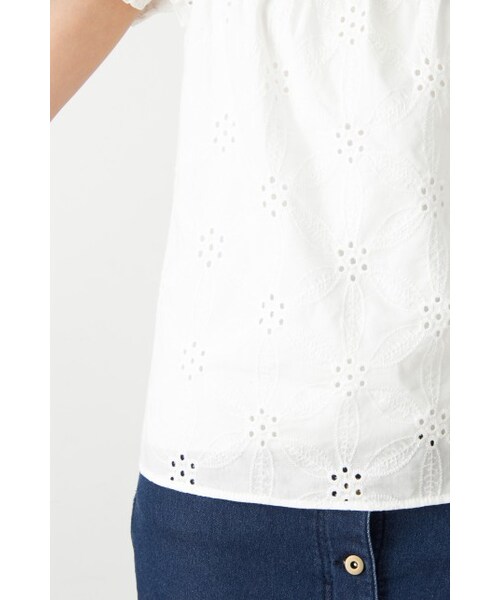 VIS（ビス）の「コットン刺繍シャーリングブラウス（トップス・レディース・ホワイト/ネイビー/ブルー・M）」の9枚目の写真