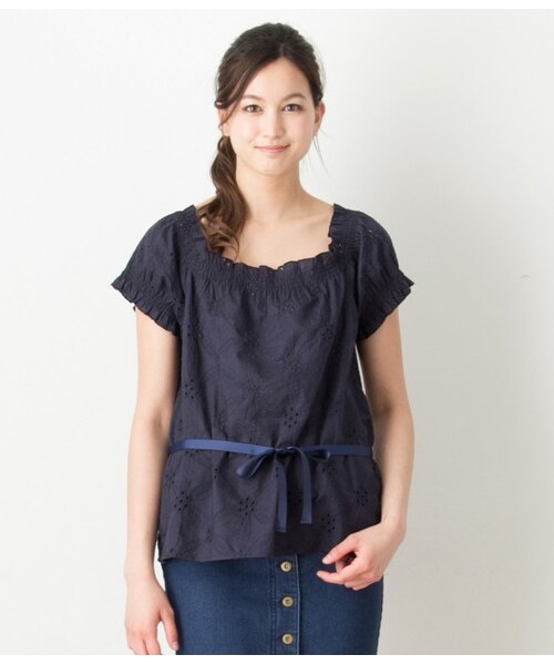 VIS（ビス）の「コットン刺繍シャーリングブラウス（トップス・レディース・ホワイト/ネイビー/ブルー・M）」の2枚目の写真