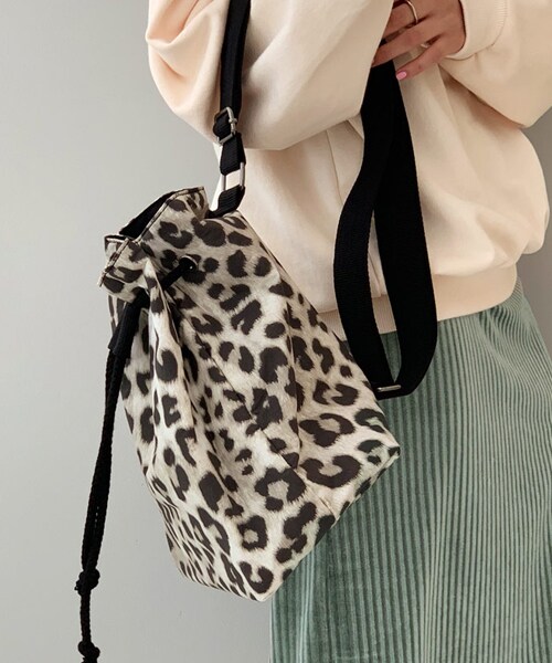DHOLIC（ディーホリック）の「レオパード巾着バッグ（ショルダーバッグ・レディース・ベージュ/グレー・FREE）」の2枚目の写真