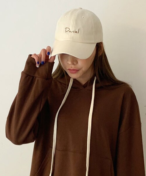 DHOLIC(ディーホリック)の「刺繍コーデュロイキャップ(キャップ・レディース・ホワイト/ブラック/レッド/ベージュ・FREE)」の1枚目の写真