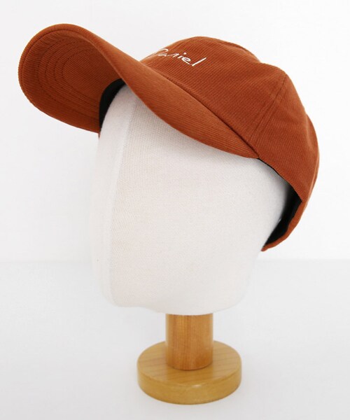 DHOLIC(ディーホリック)の「刺繍コーデュロイキャップ(キャップ・レディース・ホワイト/ブラック/レッド/ベージュ・FREE)」の4枚目の写真