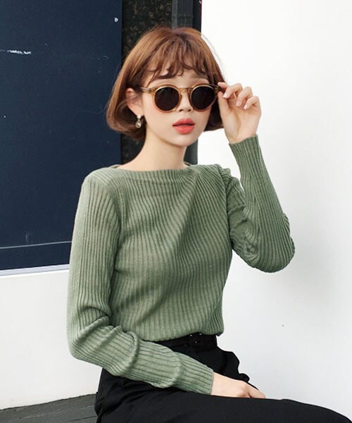 DHOLIC(ディーホリック)の「ボートネックリブニットTシャツ(Tシャツ/カットソー・レディース・グリーン/ホワイト/ベージュ/ブラック/パープル・FREE)」の1枚目の写真