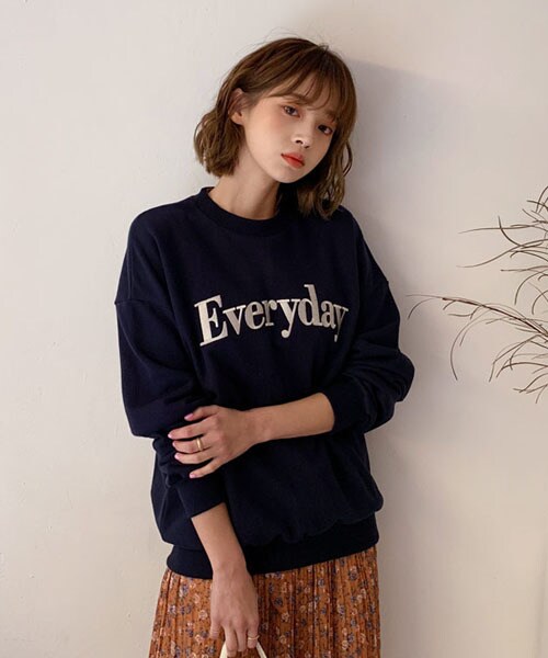 DHOLIC(ディーホリック)の「Everyday刺繍スウェット(スウェット・レディース・ホワイト/その他/グレー/ブラウン・FREE)」の4枚目の写真