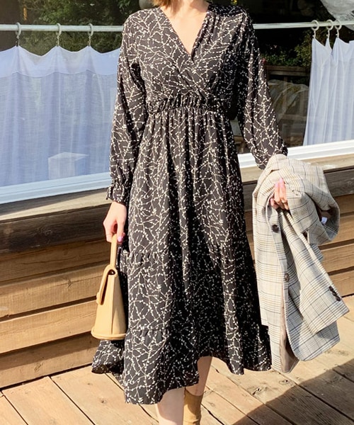 DHOLIC（ディーホリック）の「Vネック花柄ワンピース（ワンピース・レディース・ブラウン/ブラック・FREE）」の2枚目の写真