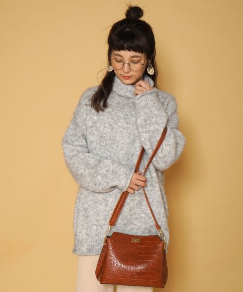 Crisp（クリスプ）の「タートルニットチュニック（ニット/セーター・レディース・アイボリー/グレー・FREE）」の2枚目の写真