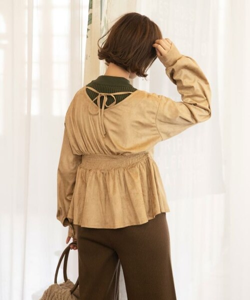 Crisp（クリスプ）の「フェイクスエードペプラムブラウス（シャツ/ブラウス・レディース・ベージュ/ブラウン・FREE）」の4枚目の写真