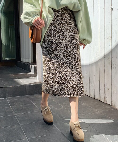 DHOLIC(ディーホリック)の「スリットレオパードスカート(スカート・レディース・ベージュ/グレー/ブラウン・FREE)」の1枚目の写真