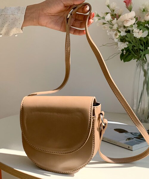 DHOLIC（ディーホリック）の「2WAYハーフムーンバッグ（ショルダーバッグ・レディース・ブラウン/ベージュ/レッド/ブラック/その他・FREE）」の3枚目の写真