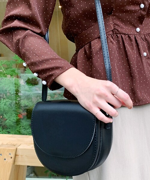 DHOLIC（ディーホリック）の「2WAYハーフムーンバッグ（ショルダーバッグ・レディース・ブラウン/ベージュ/レッド/ブラック/その他・FREE）」の2枚目の写真