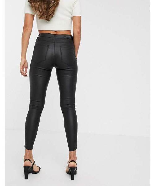 stradivarius（ストラディバリウス）の「Stradivarius push up coated jeans in black（デニムパンツ・レディース・Black・Us 0/Us 2/Us 4/Us 8/Us 10）」の3枚目の写真