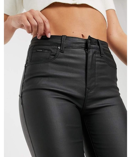stradivarius（ストラディバリウス）の「Stradivarius push up coated jeans in black（デニムパンツ・レディース・Black・Us 0/Us 2/Us 4/Us 8/Us 10）」の2枚目の写真