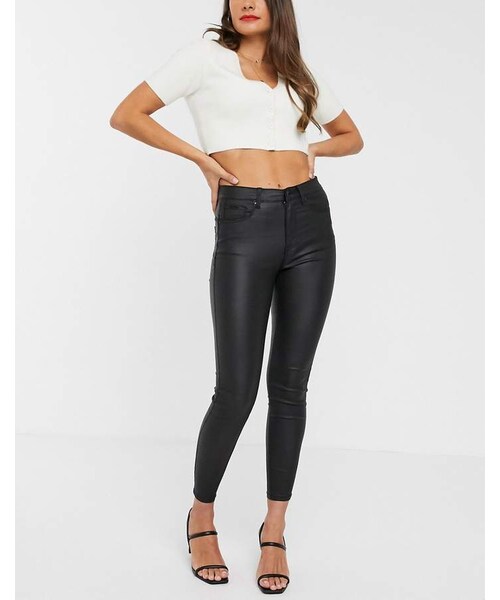 stradivarius（ストラディバリウス）の「Stradivarius push up coated jeans in black（デニムパンツ・レディース・Black・Us 0/Us 2/Us 4/Us 8/Us 10）」の4枚目の写真