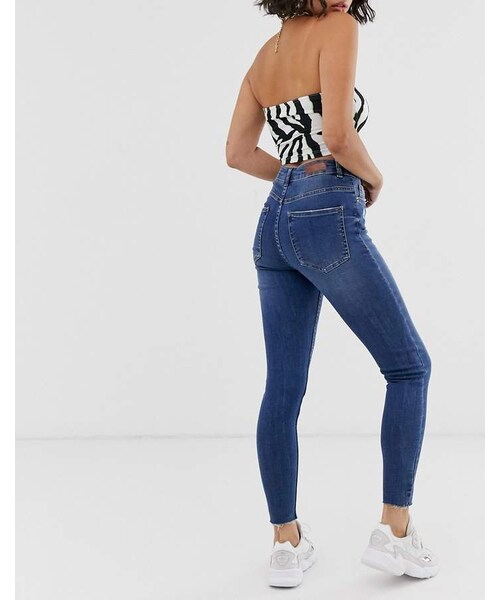 Bershka（ベルシュカ）の「Bershka super high waist jean in dark blue（デニムパンツ・レディース・Blue・Us 0/Us 2/Us 4/Us 6/Us 8/Us 10/Us 12）」の4枚目の写真