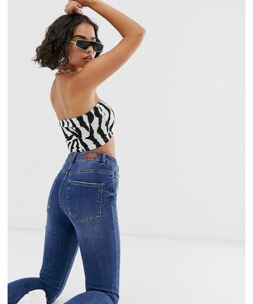 Bershka（ベルシュカ）の「Bershka super high waist jean in dark blue（デニムパンツ・レディース・Blue・Us 0/Us 2/Us 4/Us 6/Us 8/Us 10/Us 12）」の2枚目の写真