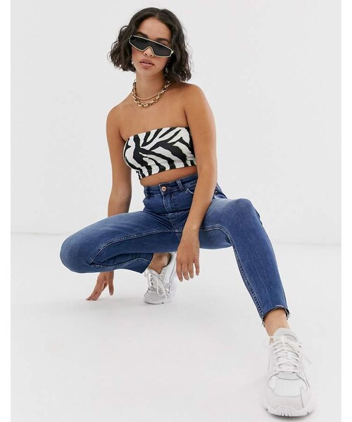 Bershka（ベルシュカ）の「Bershka super high waist jean in dark blue（デニムパンツ・レディース・Blue・Us 0/Us 2/Us 4/Us 6/Us 8/Us 10/Us 12）」の3枚目の写真