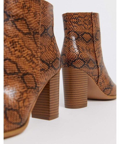 asos(エイソス)の「Asos Design ASOS DESIGN Wide Fit Rye heeled ankle boots in tan snake(ブーツ・レディース・Brown・Us 4/Us 5/Us 6/Us 7/Us 8/Us 9)」の2枚目の写真
