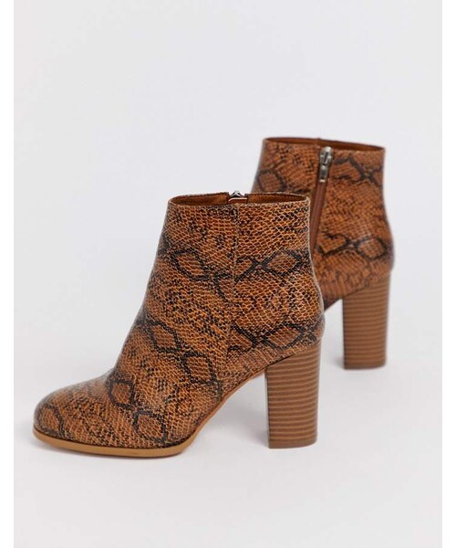 asos(エイソス)の「Asos Design ASOS DESIGN Wide Fit Rye heeled ankle boots in tan snake(ブーツ・レディース・Brown・Us 4/Us 5/Us 6/Us 7/Us 8/Us 9)」の4枚目の写真