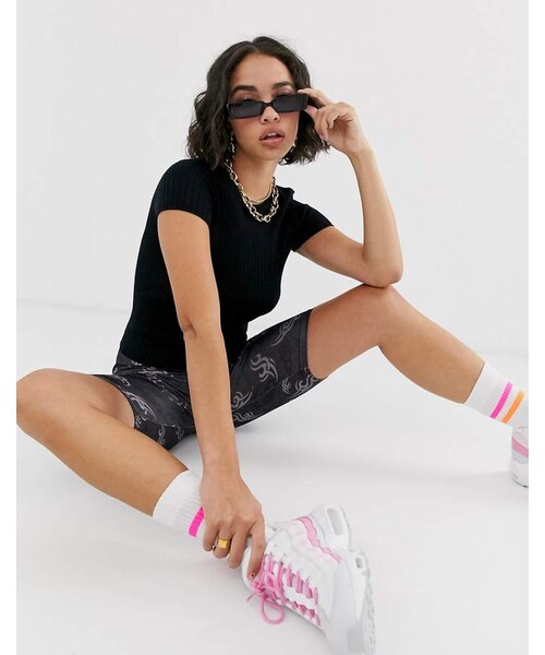 Bershka（ベルシュカ）の「Bershka ribbed knitted shortsleeve top in black（トップス・レディース・Black・XS/S/M/L）」の2枚目の写真