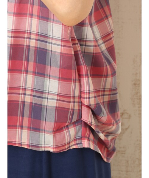 MYSELF ABAHOUSE（マイセルフアバハウス）の「ベンベルグローンチェックフレンチスリーブシャツ（トップス・レディース・レッド/ブルー・F）」の10枚目の写真