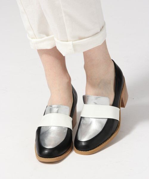 JEANASIS(ジーナシス)の「ブロックカラーヒールシューズ(シューズ・レディース・ホワイト系/ブラック系・M(23.5)/L(24.5))」の2枚目の写真