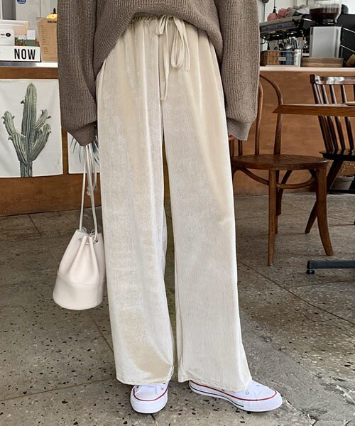 DHOLIC(ディーホリック)の「ベロアイージーパンツ(その他パンツ・レディース・ベージュ/ブラウン/ブラック/ブルー・FREE)」の1枚目の写真