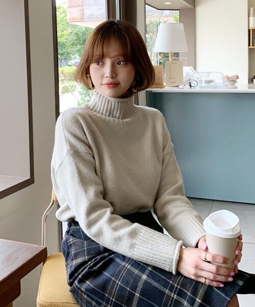 DHOLIC(ディーホリック)の「ロールヘムハイネックニット(ニット/セーター・レディース・ベージュ/グリーン/ピンク/ブラウン・FREE)」の1枚目の写真