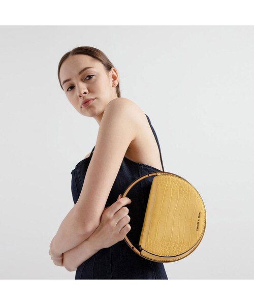 CHARLES & KEITH(チャールズ & キース)の「クロックエフェクト サーキュラーバッグ / Croc-Effect Circular Bag (Yellow)(バッグ・レディース・Yellow・S/FREE)」の6枚目の写真