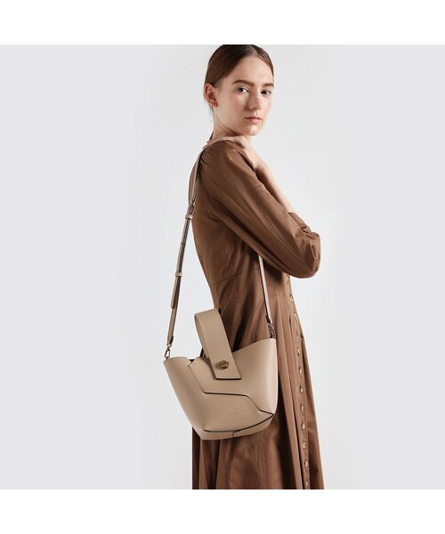CHARLES & KEITH（チャールズ & キース）の「【再入荷】クロックエフェクトリスレットハンドル バケツバッグ / Croc