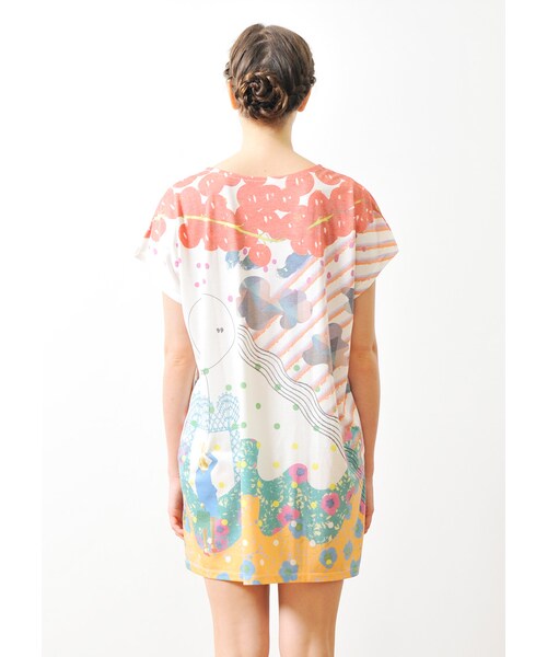 Design Tshirts Store graniph(デザイン ティーシャツ ストア グラニフ)の「コラージュ グラフィック ショート スリーブ ワンピース (ワンダーランド)(ワンピース/ドレス・レディース・Off White・Ladies F)」の1枚目の写真