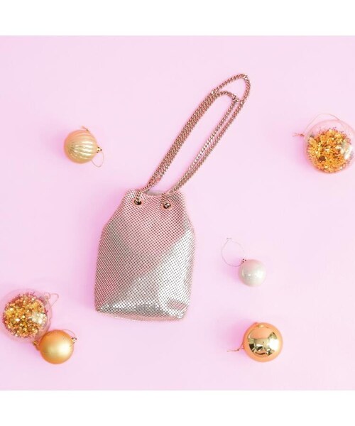 OZOC(オゾック)の「メタルミニ巾着ショルダーバッグ(バッグ・レディース・ブラック(019)/シルバー(006)/ゴールド(007)・00)」の2枚目の写真