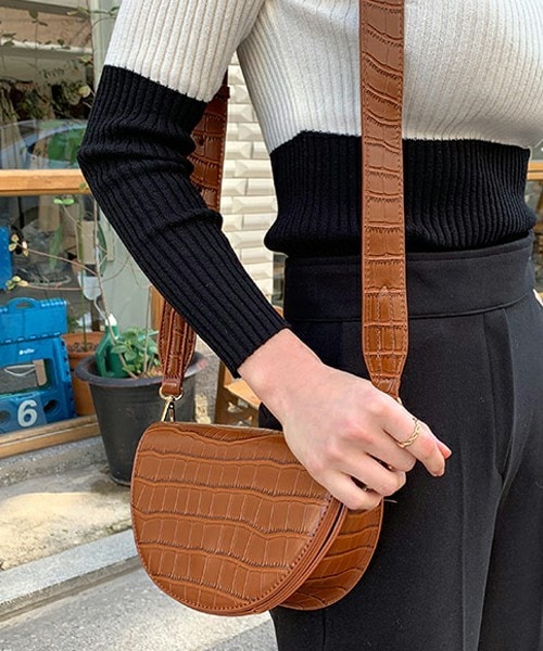 DHOLIC（ディーホリック）の「2WAY肩押しハーフムーンバッグ（ショルダーバッグ・レディース・ブラック/ブラウン/レッド・FREE）」の2枚目の写真