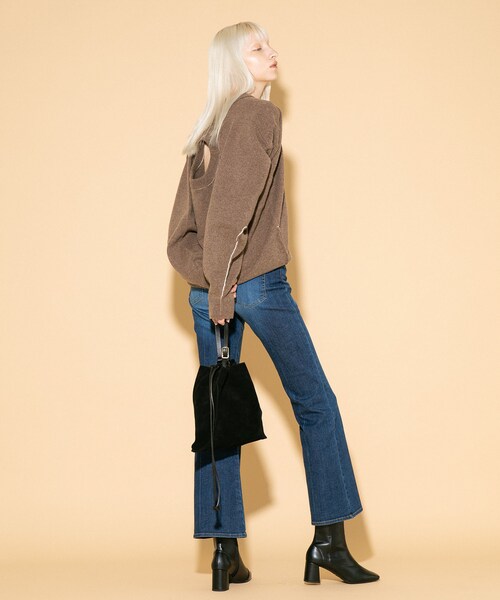 MARROW（マロウ）の「MEDIUM SUEDE PILLOW（バッグ・レディース・BLACK/BROWN・FREE/MODEL:175cm/kg SIZE:FREE）」の8枚目の写真