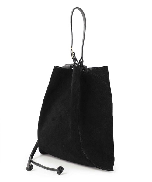 MARROW（マロウ）の「MEDIUM SUEDE PILLOW（バッグ・レディース・BLACK/BROWN・FREE/MODEL:175cm/kg SIZE:FREE）」の2枚目の写真