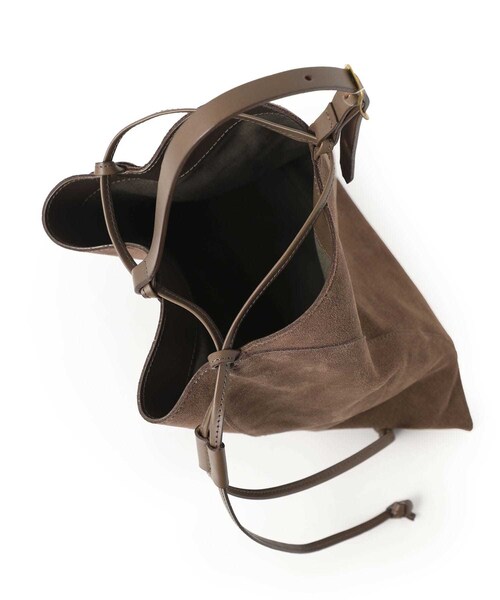 MARROW（マロウ）の「MEDIUM SUEDE PILLOW（バッグ・レディース・BLACK/BROWN・FREE/MODEL:175cm/kg SIZE:FREE）」の11枚目の写真