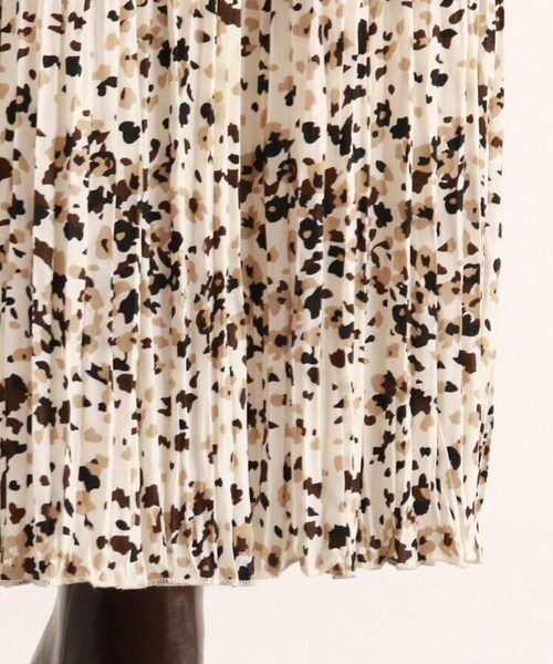 OZOC（オゾック）の「ハイウエストワッシャープリーツスカート（スカート・レディース・ブラック(119)/オフホワイト(103)/ブラック(219)/ナチュラル(050)・38(M)）」の9枚目の写真