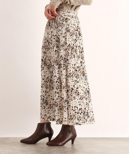 OZOC（オゾック）の「ハイウエストワッシャープリーツスカート（スカート・レディース・ブラック(119)/オフホワイト(103)/ブラック(219)/ナチュラル(050)・38(M)）」の6枚目の写真