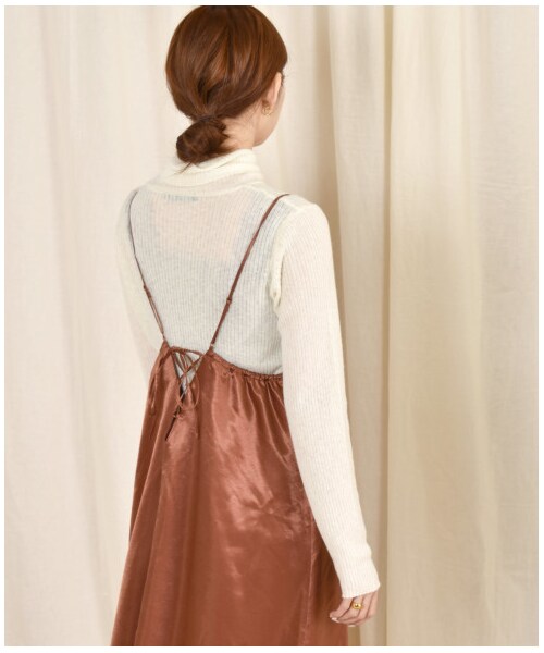 w closet(ダブルクローゼット)の「シルキーサテン前ボタンキャミワンピース(ワンピース/ドレス・レディース・アイボリー/Sグレー/レンガ・FREE/23.5/24.5)」の21枚目の写真