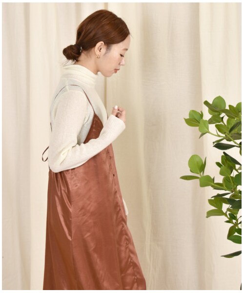 w closet(ダブルクローゼット)の「シルキーサテン前ボタンキャミワンピース(ワンピース/ドレス・レディース・アイボリー/Sグレー/レンガ・FREE/23.5/24.5)」の18枚目の写真