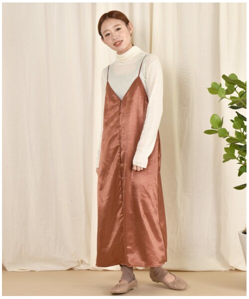 w closet(ダブルクローゼット)の「シルキーサテン前ボタンキャミワンピース(ワンピース/ドレス・レディース・アイボリー/Sグレー/レンガ・FREE/23.5/24.5)」の17枚目の写真