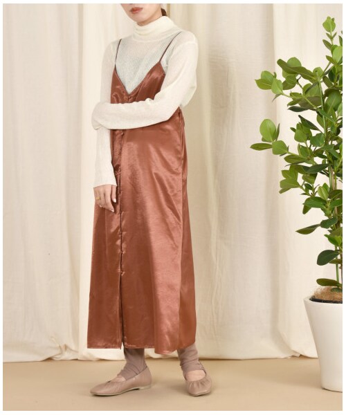 w closet(ダブルクローゼット)の「シルキーサテン前ボタンキャミワンピース(ワンピース/ドレス・レディース・アイボリー/Sグレー/レンガ・FREE/23.5/24.5)」の5枚目の写真