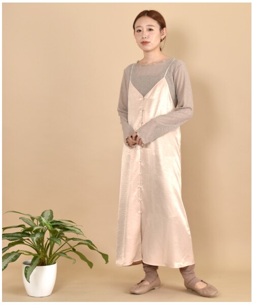w closet(ダブルクローゼット)の「シルキーサテン前ボタンキャミワンピース(ワンピース/ドレス・レディース・アイボリー/Sグレー/レンガ・FREE/23.5/24.5)」の4枚目の写真