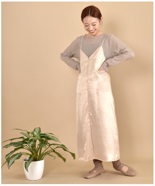 w closet(ダブルクローゼット)の「シルキーサテン前ボタンキャミワンピース(ワンピース/ドレス・レディース・アイボリー/Sグレー/レンガ・FREE/23.5/24.5)」の16枚目の写真