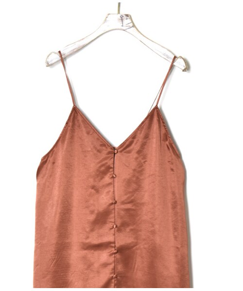 w closet(ダブルクローゼット)の「シルキーサテン前ボタンキャミワンピース(ワンピース/ドレス・レディース・アイボリー/Sグレー/レンガ・FREE/23.5/24.5)」の7枚目の写真