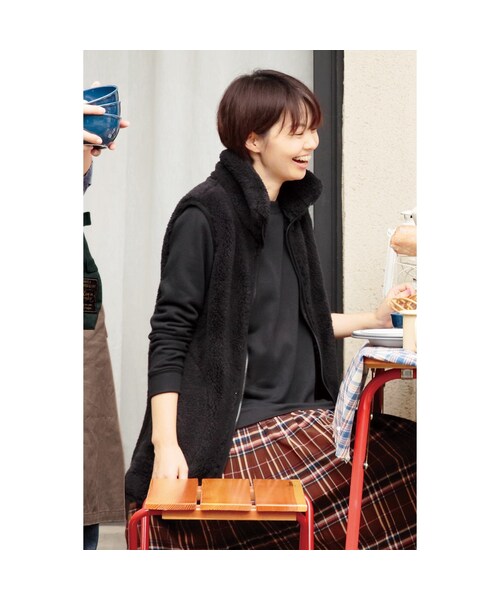 Live in comfort（リブインコンフォート）の「リブ イン コンフォート はまじとコラボ 腰まですっぽり暖かなサイドリブ遣いロングボアベスト〈ブラック〉（レディースファッション > トップス > カーディガン・ベスト・ジレ・レディース・ブラック・身幅56/総丈75.5cm/身幅59/総丈77cm/身幅50/総丈73cm/身幅53/総丈74cm/身幅50/総丈69cm/身幅50/総丈77cm/身幅47/総丈72cm/身幅47/総丈68cm/身幅47/総丈76cm/身幅44/総丈71cm）」の8枚目の写真