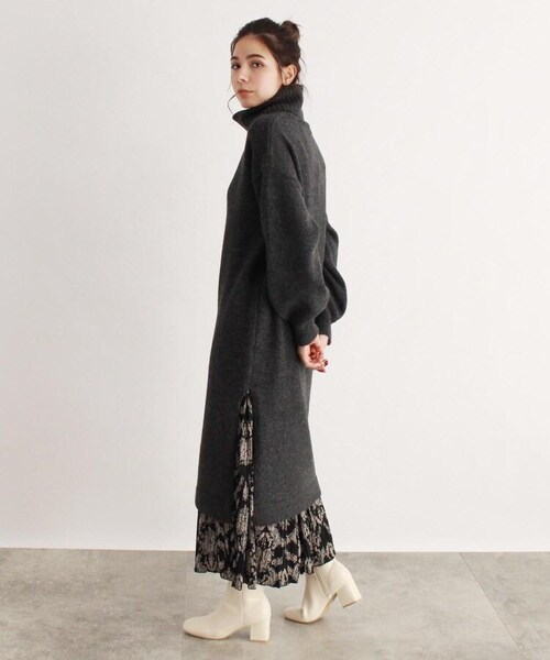 OZOC（オゾック）の「[洗える]もちもちスリット入りニットワンピース（ワンピース/ドレス・レディース・アイボリー(004)/ナチュラル(050)/キャメル(027)/ディープグレー(015)・38(M)）」の4枚目の写真