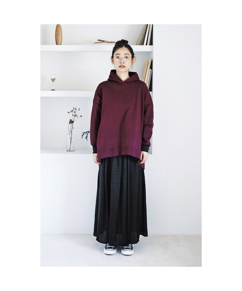 and myera(アンド マイラ)の「and myera ベーシックじゃないパーカー〈ボルドー〉(レディースファッション > トップス > パーカー・トレーナー・レディース・レッド・(身幅68/総丈78cm)/(身幅71/総丈78cm)/(身幅65/総丈78cm)/(身幅62/総丈78cm))」の4枚目の写真