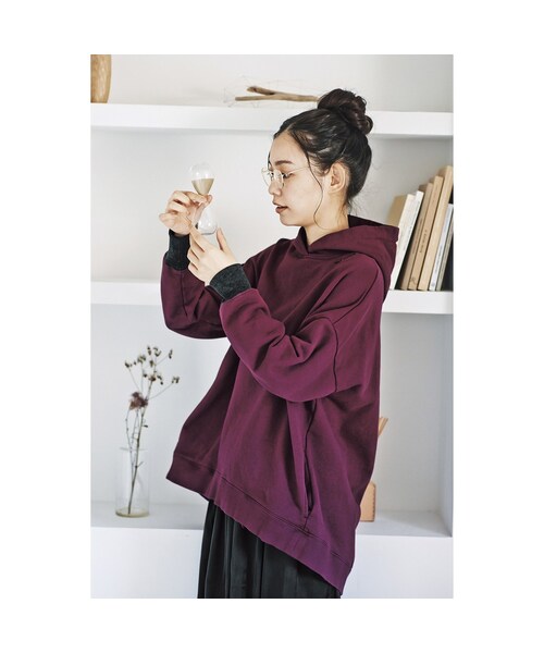 and myera(アンド マイラ)の「and myera ベーシックじゃないパーカー〈ボルドー〉(レディースファッション > トップス > パーカー・トレーナー・レディース・レッド・(身幅68/総丈78cm)/(身幅71/総丈78cm)/(身幅65/総丈78cm)/(身幅62/総丈78cm))」の5枚目の写真